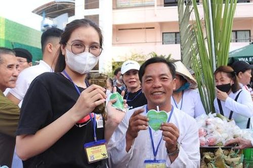 Người dân TPHCM háo hức đi chợ bằng lá