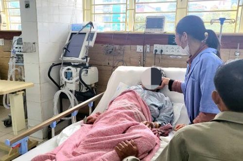 Đốt than cùng lá cúc tần trong phòng kín, 2 vợ chồng ngộ độc khí CO