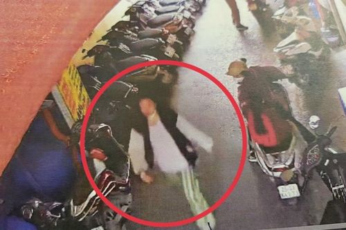 Tìm người phụ nữ bị móc trộm điện thoại trên xe buýt, địa bàn quận Thanh Xuân