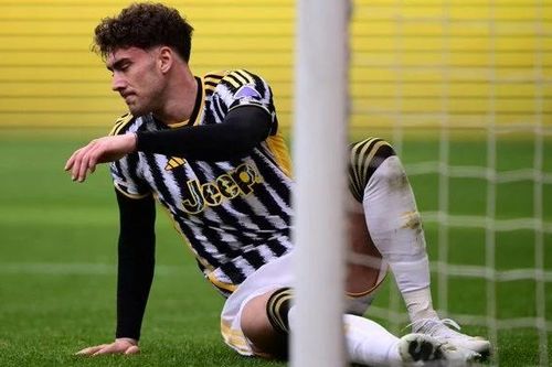 Vlahovic trả giá vì xúc phạm trọng tài