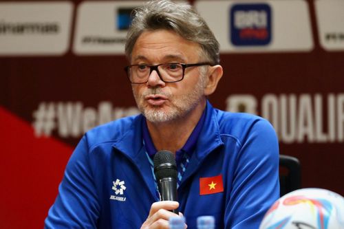 HLV Troussier: 'Chúng tôi tập đi tập lại mà vẫn thua từ ném biên'