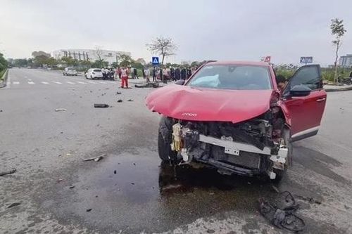 Tai nạn giao thông mới nhất 21/3/2024: 2 nữ tài xế tông xe tại ngã tư