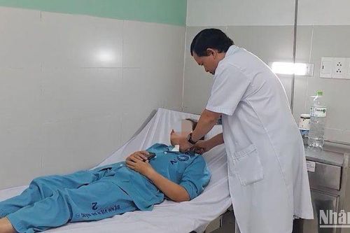 Phẫu thuật cắt bướu giáp khổng lồ cho nữ bệnh nhân
