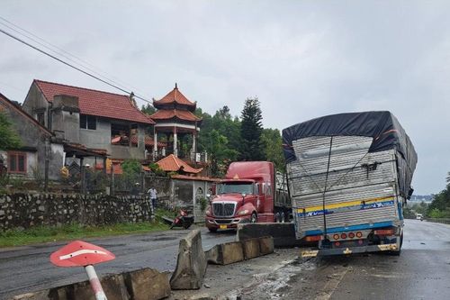 Quảng Ngãi: Xe tải lao vào dải phân cách