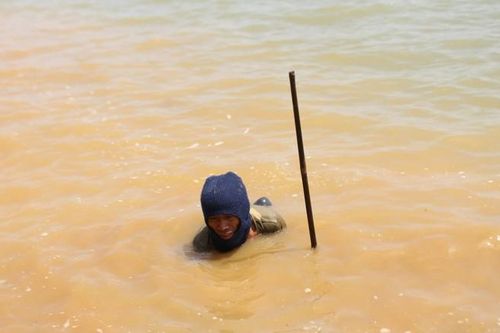 Nước hồ thủy lợi xuống thấp, nông dân Kon Tum đổ về bắt hến