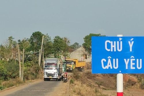 Đang xác minh loạt xe có dấu hiệu quá tải 'cày nát' đường dân sinh