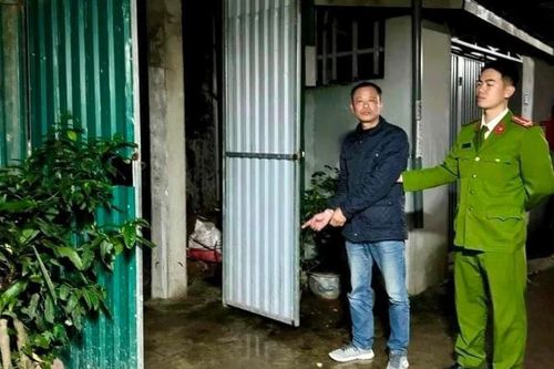 Hà Nội: Đi uống rượu về, người đàn ông đâm hàng xóm trọng thương