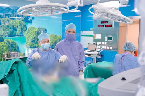 Cấp cứu bệnh nhân 66 tuổi bị tắc ruột vì sỏi mật rơi sang tá tràng