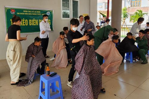 'Tay kéo Biên phòng' cắt tóc miễn phí cho học sinh