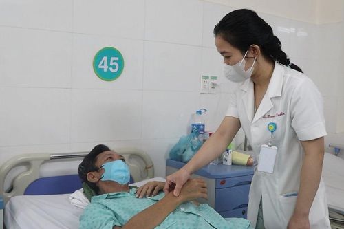 Cắt bứu để cứu quả thận độc nhất cho người đàn ông bị suy thận