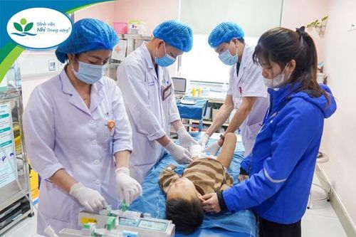 Chạy qua đường sau tan học, bé trai bị xe tải cán chấn thương nghiêm trọng