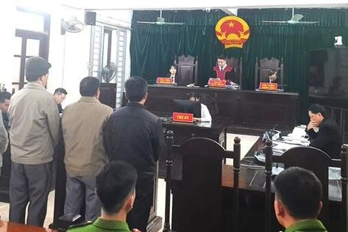 Bốn cán bộ thôn được hàng trăm người dân xin giảm án bị tuyên phạt 21 năm tù