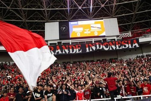 CĐV Indonesia đốt pháo hoa nửa đêm, phá giấc ngủ của ĐT Việt Nam