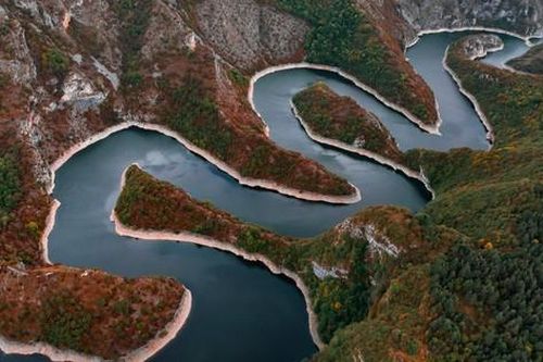 Choáng ngợp dòng sông ngoằn ngoèo như rắn ở Serbia