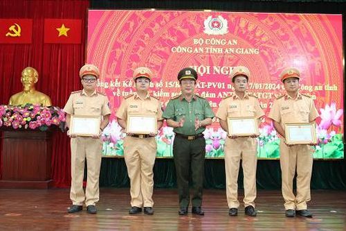 Khen thưởng cán bộ chiến sỹ công an đưa người dân đi cấp cứu kịp thời