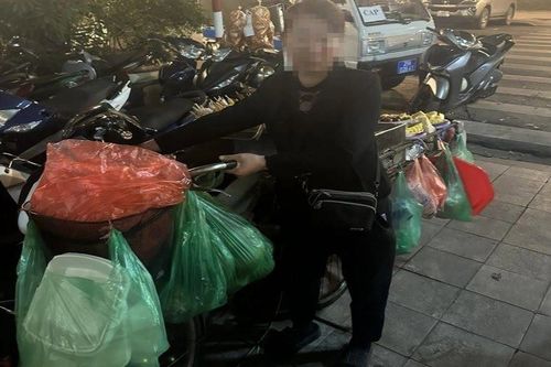 Thực hư clip người phụ nữ bán hàng rong bị tố 'ăn vạ' để đòi tiền du khách ở Hồ Gươm