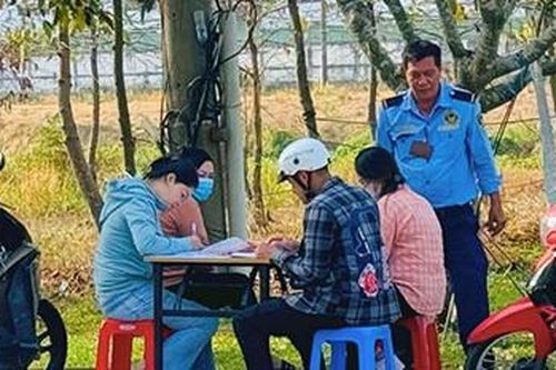 'Khát' lao động, doanh nghiệp kê bàn ra đường để tuyển người