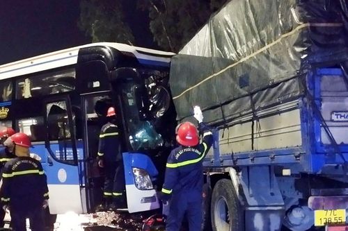 Tai nạn ô tô khách với xe tải ở Phú Yên, 8 người thương vong
