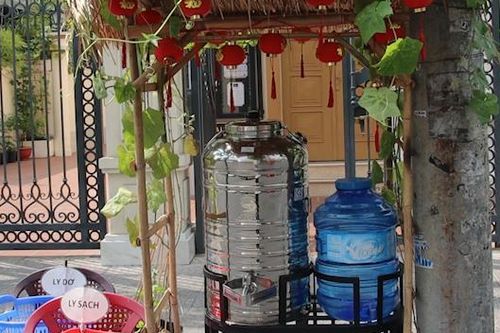 TP.HCM: Mát lòng vì 'trạm giải khát' miễn phí giữa nắng nóng gần 40 độ C