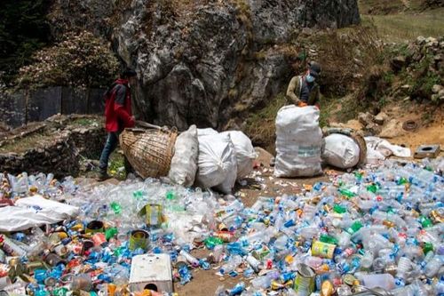 Cách người Nepal xử lý 'bãi rác cao nhất thế giới' trên đỉnh Everest