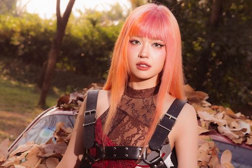 Vẻ lạ lẫm của con gái NSND Ngô Đặng Cường đang thi 'Tỷ tỷ đạp gió rẽ sóng'