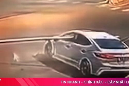 Tai nạn hi hữu, ô tô 4 chỗ bị cột đèn chiếu sáng đâm xuyên kính