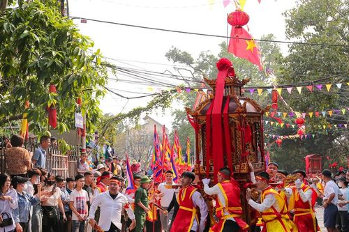 300 người thi nhau rước kiệu trong lễ hội lớn nhất 10 năm qua ở làng Vân Côn