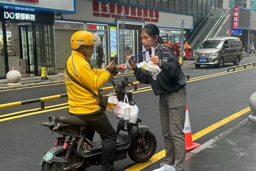 Nghề mới ở Trung Quốc: Giao hàng hộ shipper