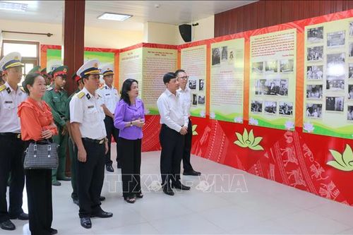 Khai mạc Triển lãm ảnh 'Bác Tôn với Mặt trận Tổ quốc Việt Nam'