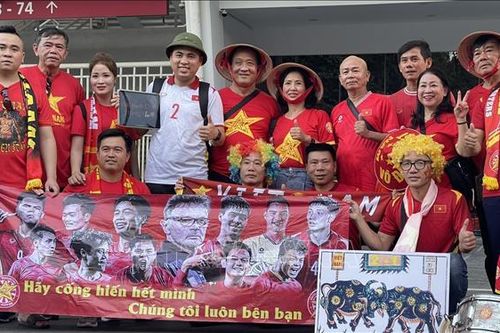 Sân vận động Bung Karno 'nóng' trước giờ bóng lăn