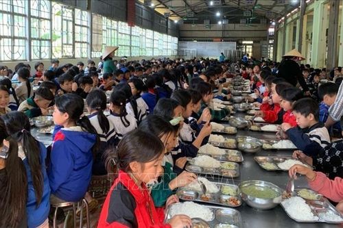 Tháo gỡ khó khăn trong công tác chăm sóc, giáo dục học sinh dân tộc bán trú