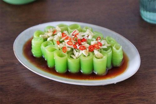 Cây này nhiều người chỉ ăn lá nhưng phần thân rất ngon, ngoài chợ không có mà mua, nấu lên giòn lại bổ mát