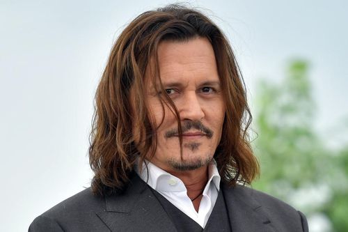 Johnny Depp bị tố xúc phạm bạn diễn nữ trên phim trường, chính chủ phản hồi ra sao?
