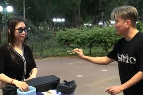 Đàm Vĩnh Hưng chống gậy dẫn con trai gặp một nhân vật gây xúc động
