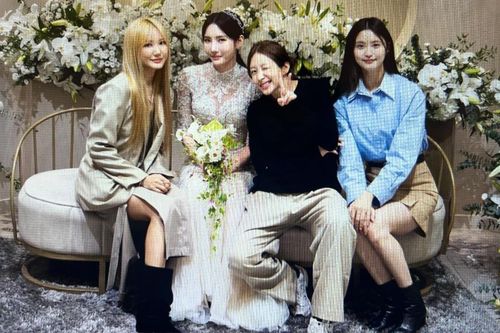Hani (EXID) gây tranh cãi khi ăn mặc xuề xòa tham gia đám cưới