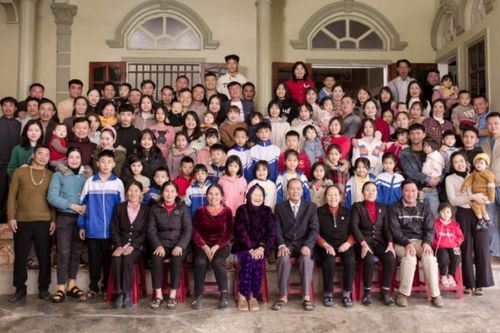 Đại gia đình ở Nghệ An: Cụ bà 111 tuổi vẫn minh mẫn, có 150 con cháu