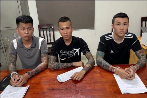 Cầm vũ khí vào quán làm tóc truy sát người