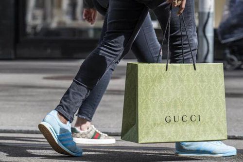 Cổ phiếu hàng xa xỉ sụt giảm khi doanh số Gucci trượt dốc