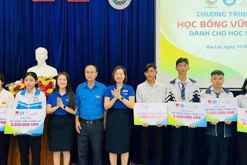 Đoàn thanh niên Vietcombank Gia Lai và Bắc Gia Lai trao tặng học bổng 'Vững tương lai'
