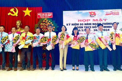 Huyện đoàn Phú Tân họp mặt kỷ niệm 93 năm Ngày thành lập Đoàn Thanh niên Cộng sản Hồ Chí Minh
