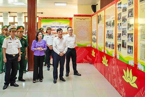 Khai mạc triển lãm ảnh chuyên đề 'Bác Tôn với Mặt trận Tổ quốc Việt Nam'
