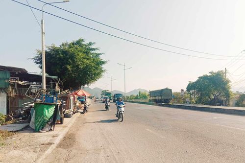 Để phế liệu chiếm hành lang đi bộ