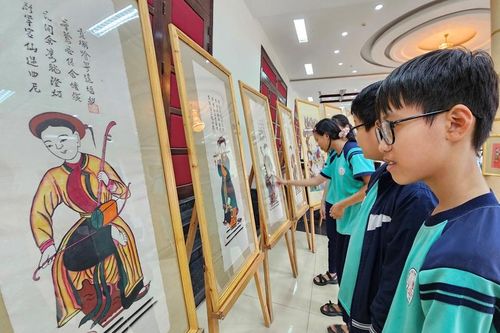 Triển lãm 'Sắc xuân' và hành trình ký họa về với Phú Lộc