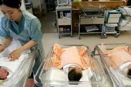 Tỷ lệ sinh toàn cầu tiếp tục giảm, chuyển gánh nặng dân số sang các nước thu nhập thấp