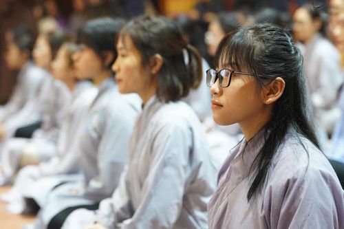 Làm lễ quy y với một cư sĩ, có đúng pháp không?
