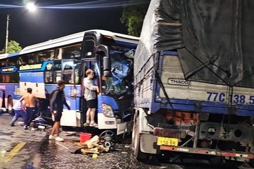 Xe khách chở 31 người nước ngoài đấu đầu ôtô tải, nhiều người thương vong
