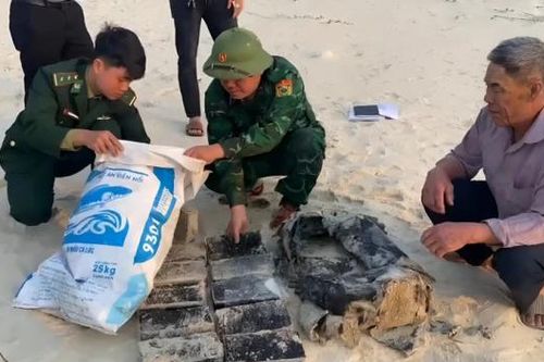 Khen thưởng người đàn ông đi nhặt ve chai phát hiện hơn 20 kg ma túy