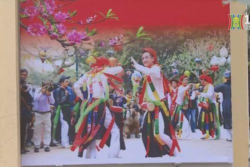 Trai Triều Khúc tô son điểm phấn múa con đĩ đánh bống