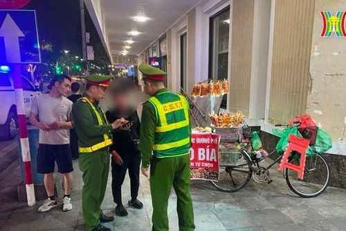 Sự thật người bán hàng rong 'ăn vạ' đòi tiền ở Hồ Gươm