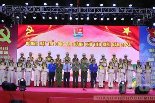Hành trình 'Tiếp lửa truyền thống' và tuyên dương Gương mặt trẻ Công an TPHCM tiêu biểu